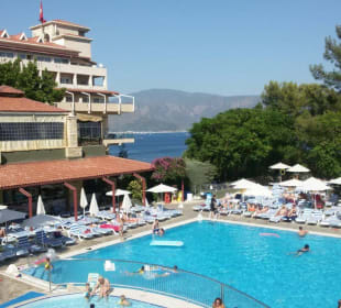 Blick zum Meer vom Pool