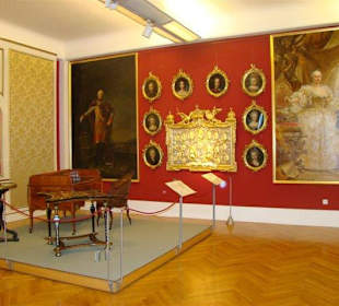 Ausstellungsstücke im Hofmobiliendepot