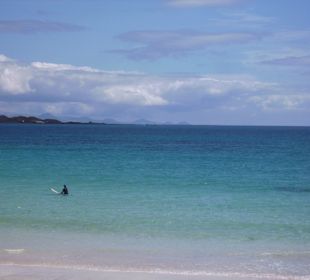Blick vom Strand auf Lobos/vorn und Lanzarote/hinten