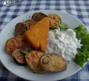 Vorspeise:geback. Schafskäse mit geb. Gemüse und Tzatze