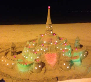 Am Strand baut jemand fleißig