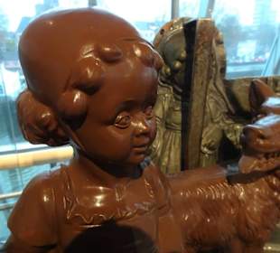 In der gläsernen Produktion des Schokoladenmuseums