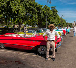 Ernesto mit Oldtimer in Kuba