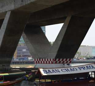 Fahrt auf dem Chao Phraya Fluss Bangkok