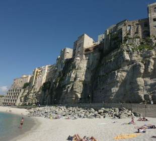 Blick vom Strand auf Tropea , Entfernung 2 km