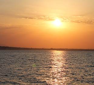 Zurück mit dem Boot mit tollem Sonnenuntergang