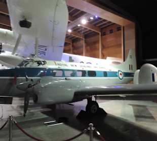 Militär und Zivilflugzeuge in einer Halle