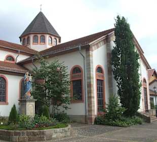 Außenansicht der Kirche Peter und Paul, Eichenzell