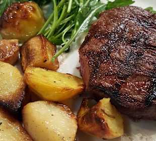 Rindfleisch vom Grill mit Kartoffeln und Ruccola 