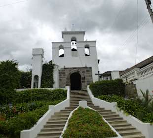 Weg hinauf zur Kirche