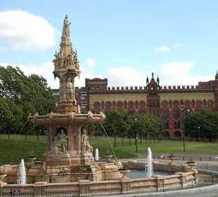 Schöner Brunnen mit sehenswertem Gebäude