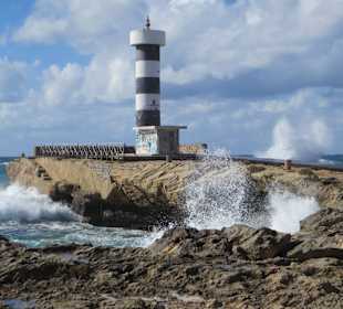 Tosendes Meer am Leuchtturm