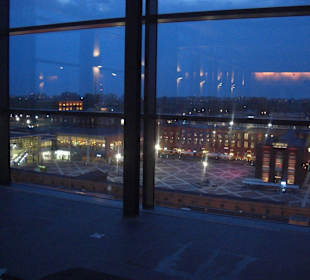 Manufaktura bei Nacht und von oben