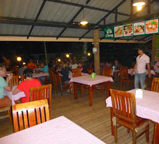 Restaurantinneres teilweise überdacht
