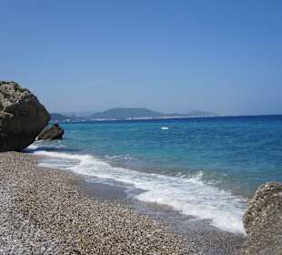 Spaziergang am Felsenstrand in Rhodos!
