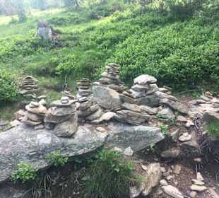 Steinmännchen am Wegesrand