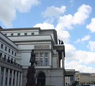 Opera Narodowa widok z boku.