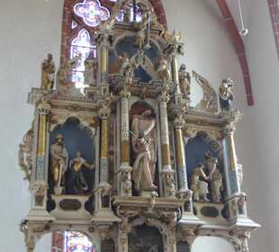 Der geschnitzte Hochaltar in der Kirche St. Afra