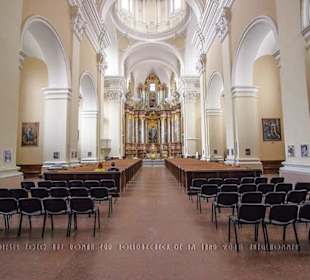 Das helle, eher schlichte Kirchenschiff