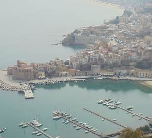Blick auf die Hafenbucht von Castellamare del Golfo