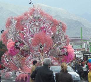 Karneval in Santa Cruz an der Avenida Maritíma