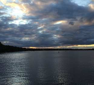 Vom ggü. liegenden Ufer. Wakeboard und Barschiff.