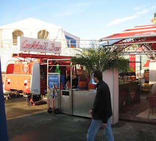 Blick auf eine Cocktailbar auf der Promenade