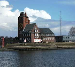 Fähre 62: Blick auf Lotsenhaus am Bubendeyufer