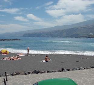 Strand hinter Meerespoolanlage in Puerto De La Cruz