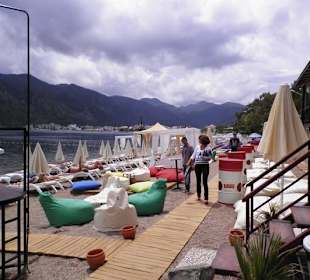 Nettes Personal am Strand der Nirvana