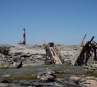 Eingestürzter Steg und Leuchtturm