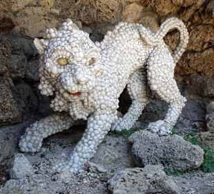 Muschelskulpturen an der Grotte