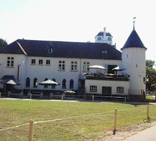 Das Haupthaus mit der Restaurantterrasse