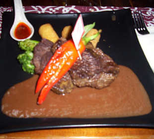 Kamelsteak mit Schokoladensoße und Chili