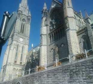 Hoch oben liegt die Kirche. 