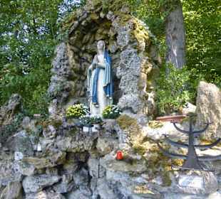 Bei der Mariengrotte am Ortseingang von Hambach