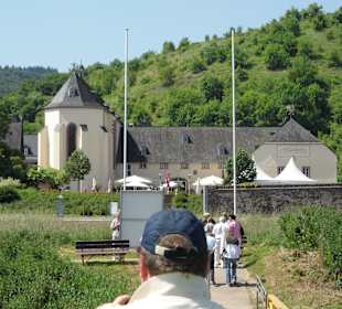 Weg vom Bootssteg zum Kloster