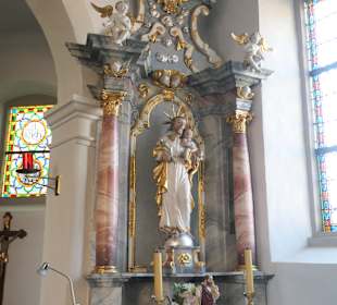 St. Anna: eine kleine Kirche in einem kleinen Dorf