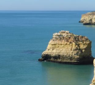 Steilküste bei der Praia de Marinha