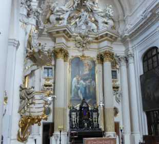 Hauptaltar und Kanzel der Visitantinnen-Kirche