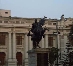Statue of San Martín in front of National Congress