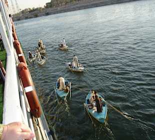 Fliegende Händler mit Booten auf dem Nil