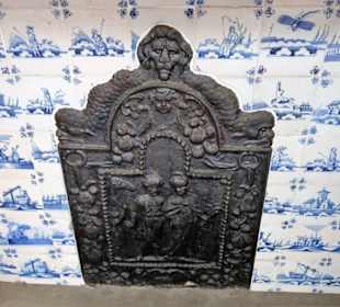 Delfter Fliesen und Kaminplatte im Lapidarium