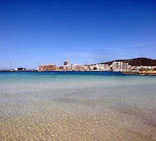 Kristallklares Wasser am Strand - nur über die Strasse