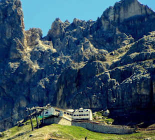 Die Kölner Hütte im Sonnenschein