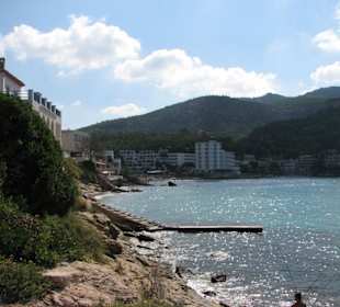 Blick vom Hafen an den kleinen Strand