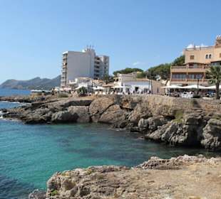 Restaurants und Einkaufsmöglichkeiten an der Küste