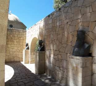 Büsten neben dem Beinhaus