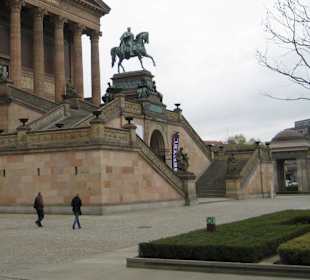 Alte National-Galerie und Säulengang