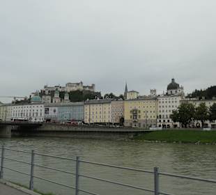 Salzburg: die Salzach (Blick zur Hohensalzburg)